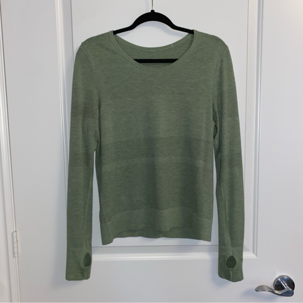 GREEN LULULEMON LONG SLEEVE TOP WITH THUMB HOLES